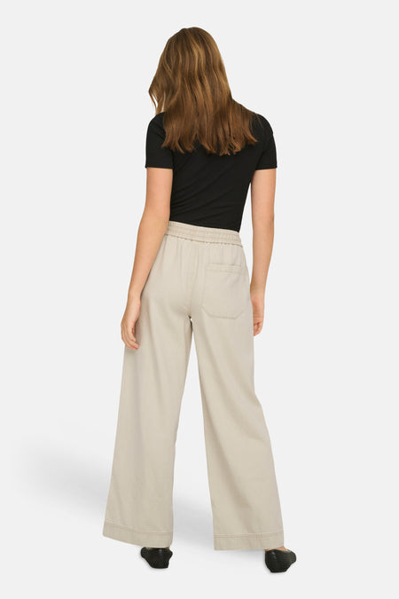 Ecru broek van ONLY, met wijde pijpen en een elastische tailleband.