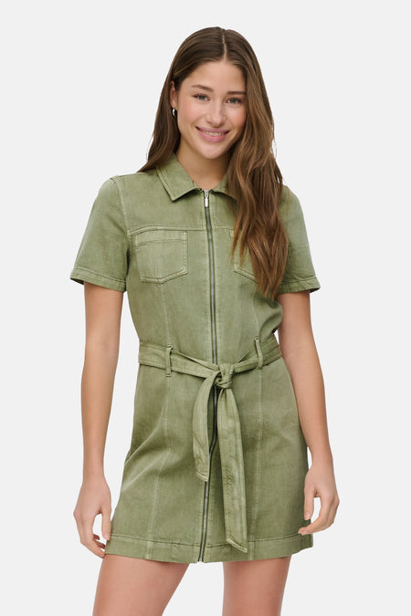 Robe courte verte à manches courtes ONLY®, avec fermeture éclair, col, poches poitrine, ceinture à nouer et surpiqûres apparentes.