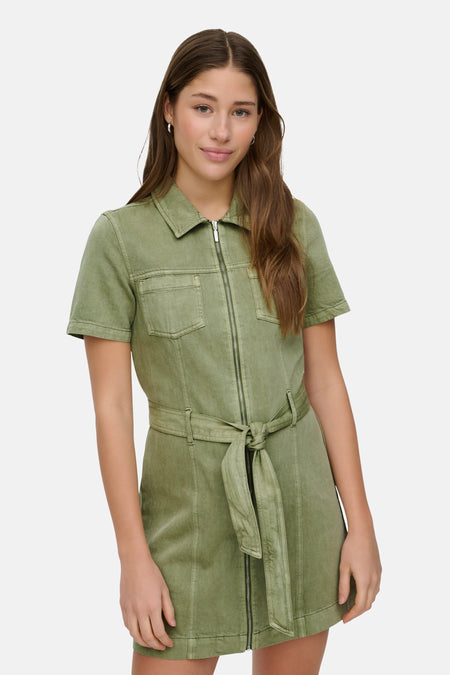 Robe courte verte à manches courtes ONLY®, avec col, fermeture à glissière, poches poitrine et ceinture à nouer.
