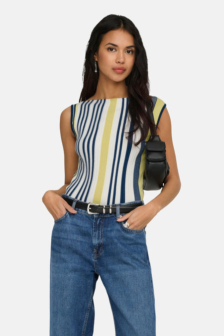 Multikleurige top van ONLY, met verticale strepen en gecombineerd met blauwe jeans en een zwarte schoudertas.
