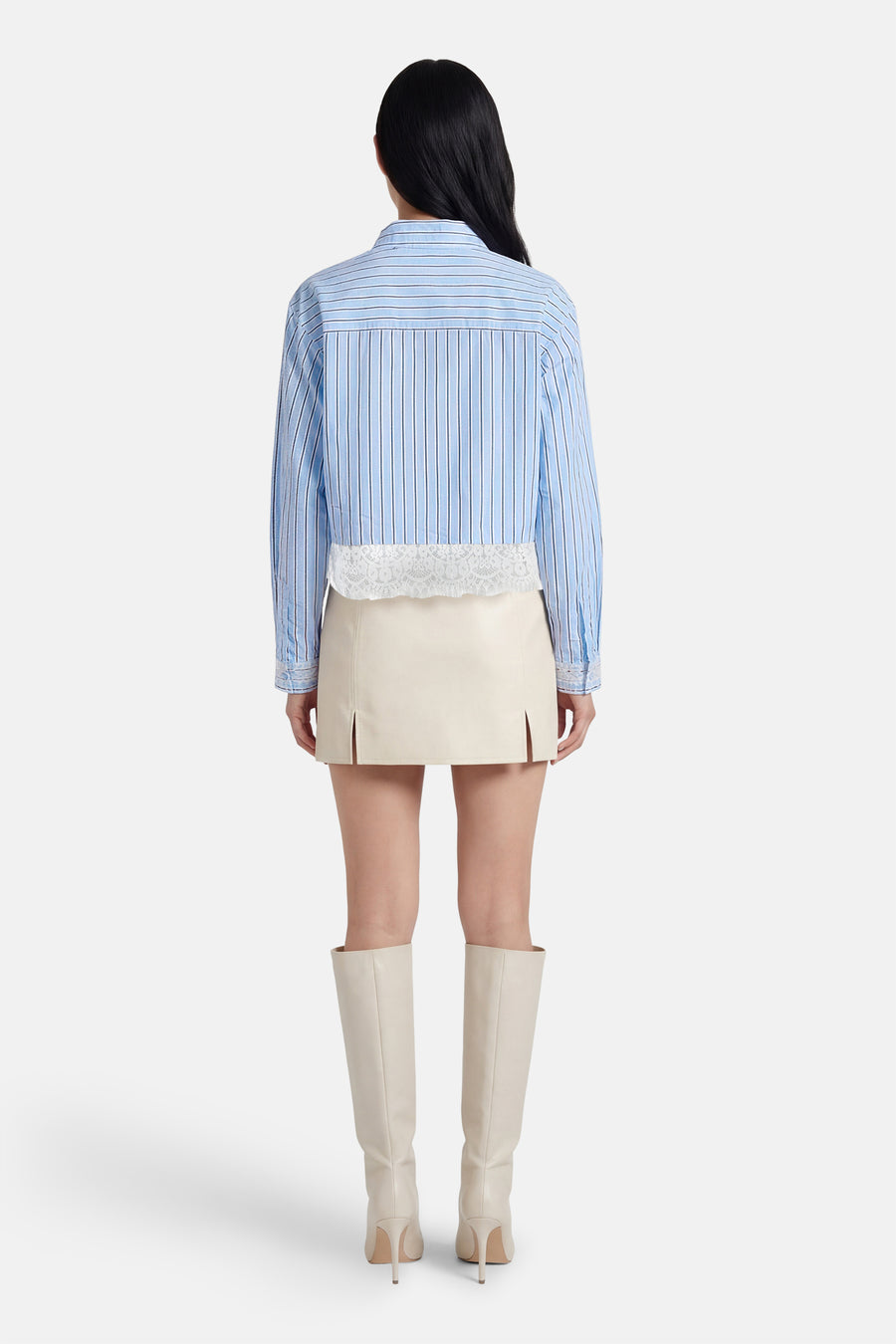 Blauw gestreept hemd met lange mouwen van ONLY®, afgewerkt met kanten details, gecombineerd met een ecru rok en laarzen.
