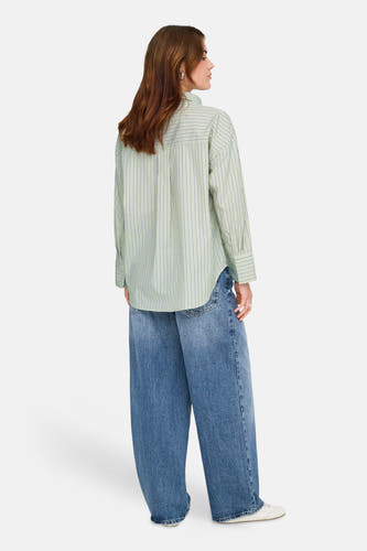 Chemise verte rayée à manches longues de ONLY, avec fermeture boutonnée et portée avec un jean ample.