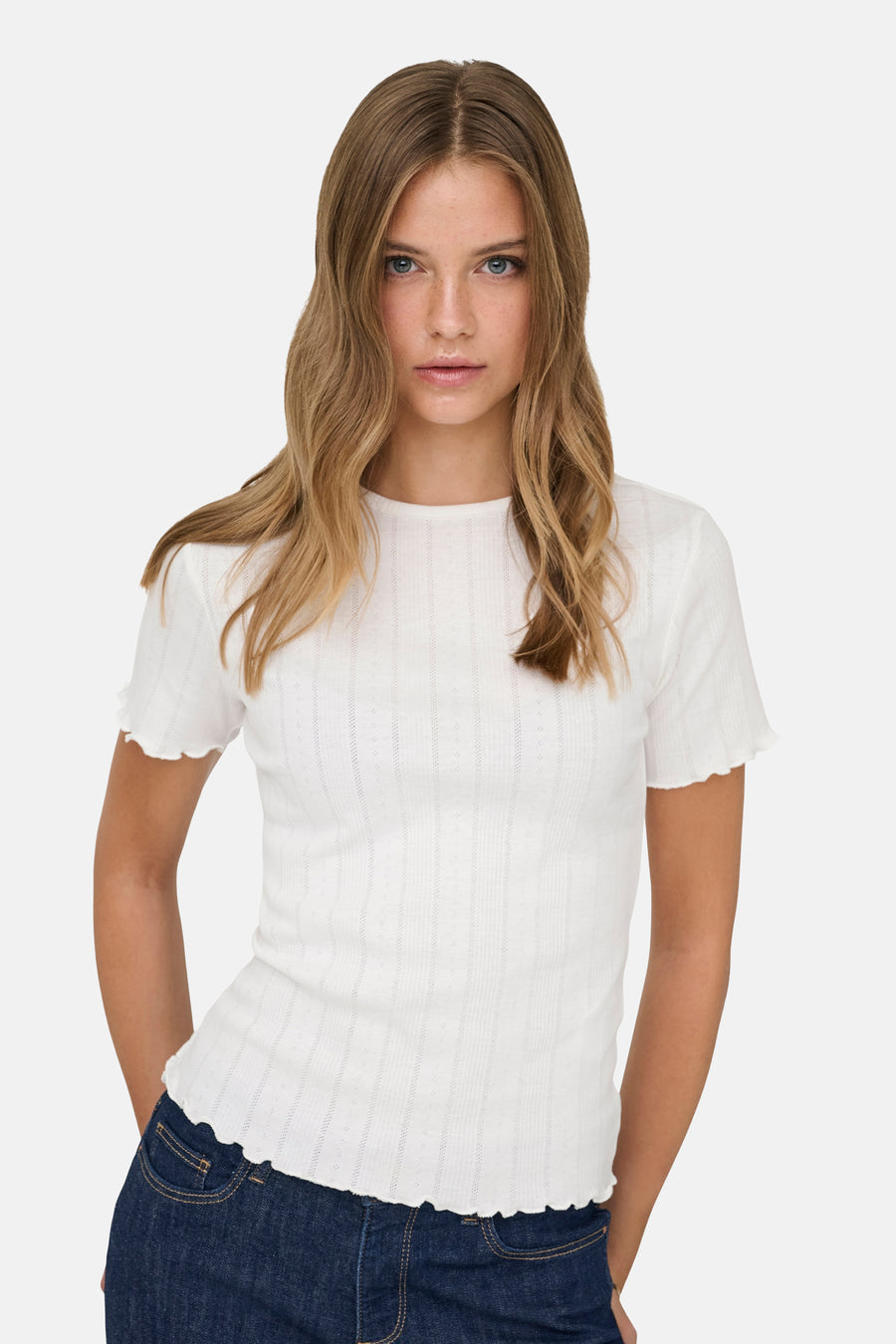 T-shirt blanc à manches courtes ONLY, avec texture et un bord ondulé aux manches et à l'ourlet.