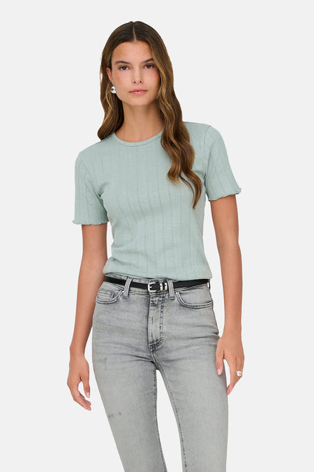 Groen T-shirt met korte mouwen van ONLY, met een ribgebreide textuur, gedragen met grijze jeans en een zwarte riem.
