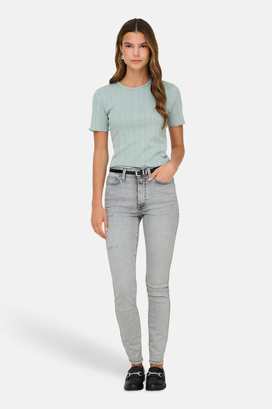 Groen T-shirt met korte mouwen van ONLY®, gedragen met een lichtgrijze jeans en zwarte loafers.