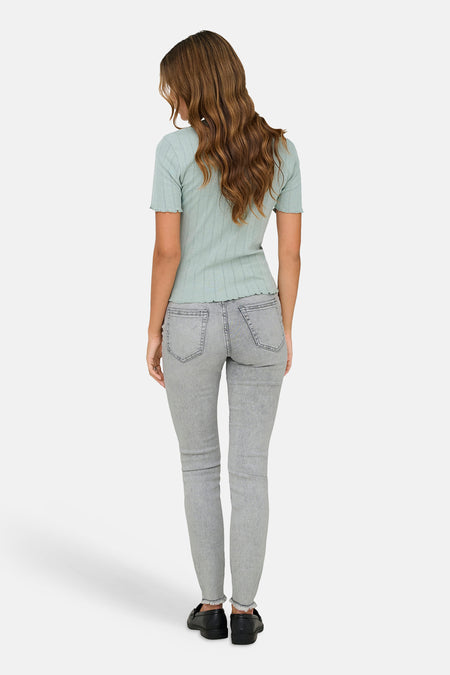 Groene T-shirt met korte mouwen van ONLY, met een geribbelde textuur en een gehaakte afwerking.