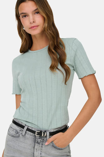 Groene T-shirt met korte mouwen van ONLY, met een subtiel ribpatroon en gedragen met een grijze jeans en riem.
