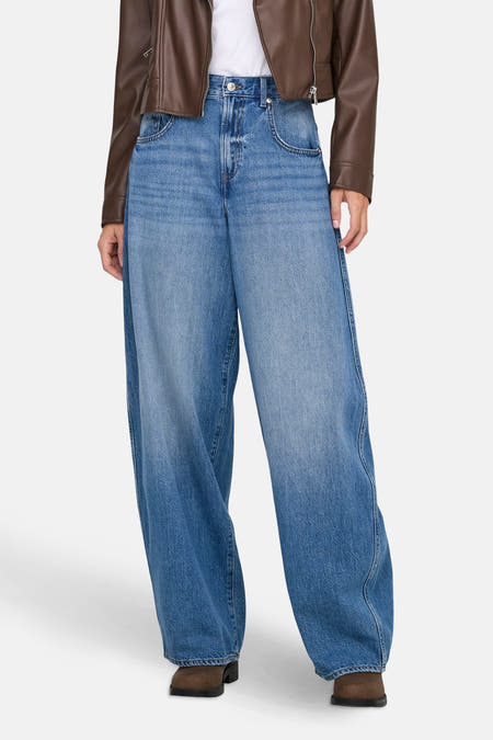 Jean special fit en denim bleu clair de ONLY, porté avec une veste en cuir marron et un T-shirt blanc.