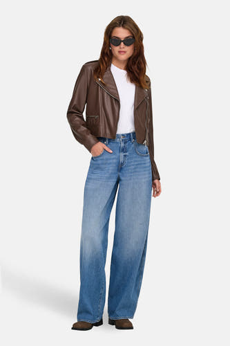 Jeans special fit van lichtblauw denim van ONLY, gedragen met een bruin leren jack en wit T-shirt.