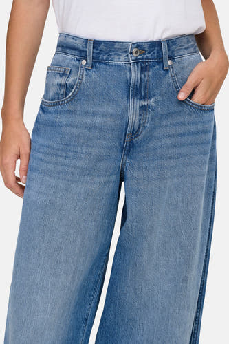 Jean spécial fit en denim bleu clair d'ONLY, avec des jambes larges et des poches à rabat.