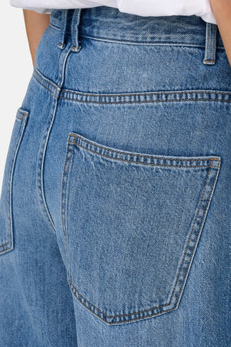 Jean spécial fit en denim bleu clair de ONLY®, avec poches et passants, coupe courte à l'arrière.