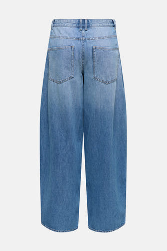 Jean en denim bleu clair spécial fit ONLY, avec des poches arrière et une jambe large.