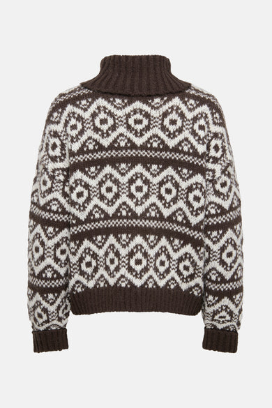 Bruine trui met rolkraag van ONLY, met een geometrisch jacquard breisel in wit en bruin.