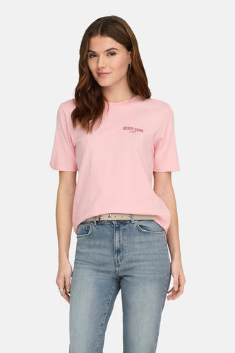 T-shirt rose à manches courtes de ONLY, avec manches courtes et un imprimé subtil, porté avec un jean et des chaussures plates.