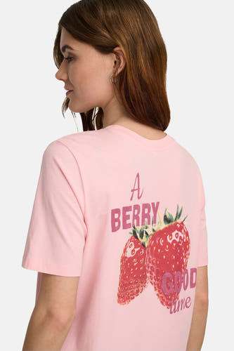 T-shirt rose à manches courtes ONLY®, avec imprimé fraises et le texte 'A berry good time'.