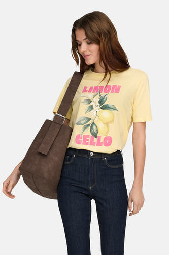 T-shirt jaune ONLY® avec inscription rose 'LIMON CELLO' et imprimé citron, porté par une femme.