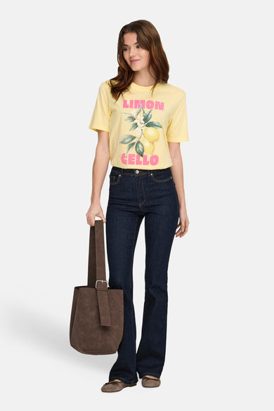 Geel T-shirt van ONLY® met roze 'LIMON CELLO' tekst en citroenprint, gedragen door een vrouw.