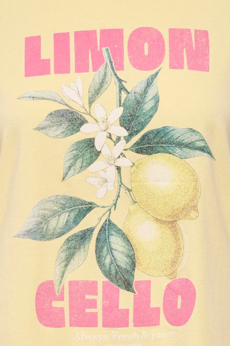 Geel T-shirt van ONLY® met een roze, verweerde 'LIMON CELLO' tekst en een illustratie van citroenen en bloesem.