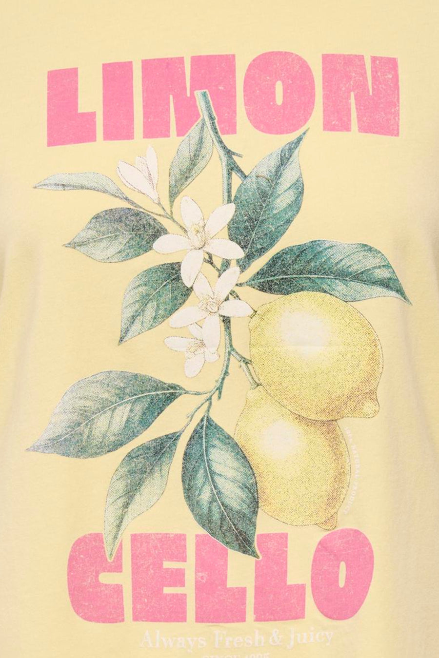 T-shirt jaune de ONLY® avec un texte rose délavé 'LIMON CELLO' et une illustration de citrons et de fleurs.