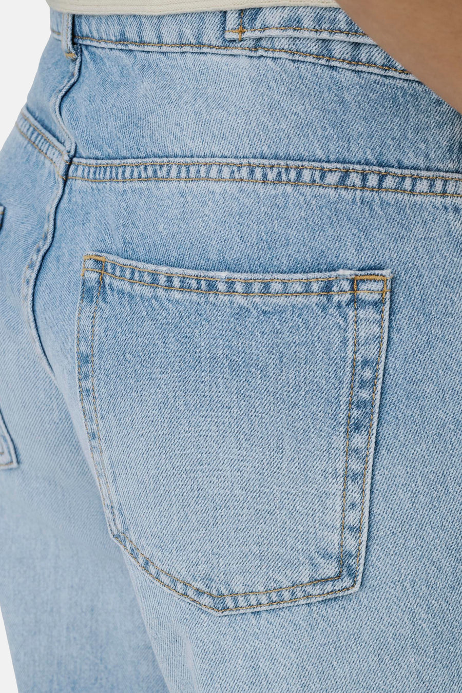 Jeans large en denim bleu clair de ONLY®, avec poche arrière visible et coutures.