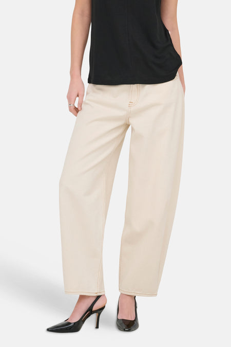 Jeans coupe spéciale en denim blanc cassé de ONLY, avec jambes larges et escarpins noirs.