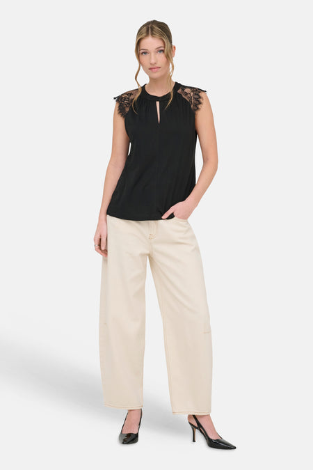 Jean en denim blanc cassé de ONLY, à jambes larges et coutures apparentes.