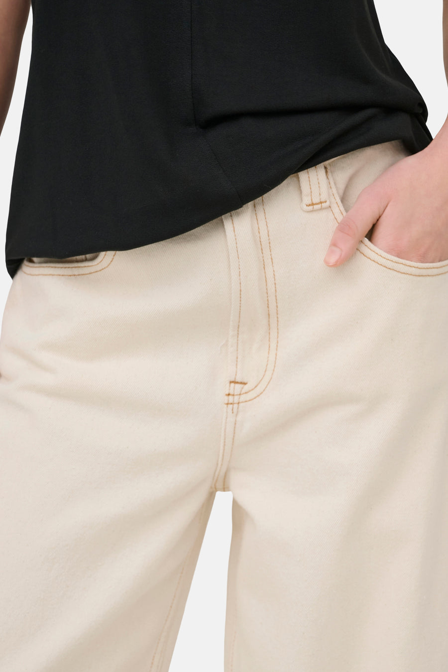 Jeans coupe spéciale en denim blanc cassé de ONLY, avec surpiqûres apparentes et une main dans la poche.