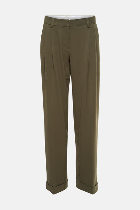 Groene broek van ONLY tailoring, met plooien en opgerolde broekspijpen.