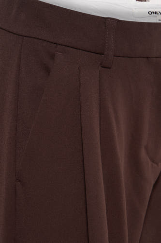 Pantalon brun de ONLY, avec une seule pli à l'avant et une boucle pour la ce.