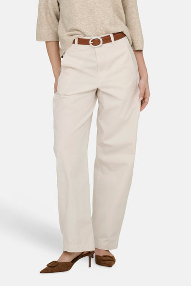 Pantalon écru de JDY, avec une ceinture marron et des chaussures marron.