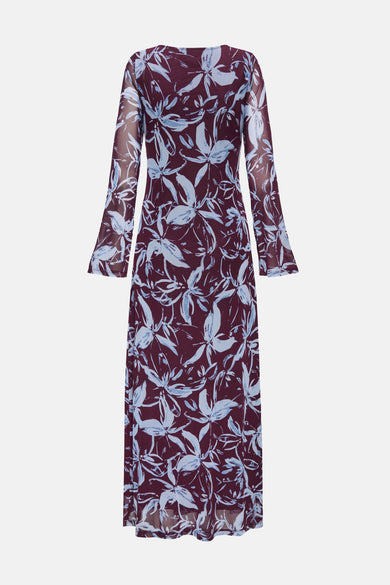 Rode jurk met lange mouwen van ONLY, met een blauw bloemmotief.
