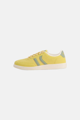 Gele sneakers van ONLY met groene accenten en crèmekleurige zool in zijaanzicht.