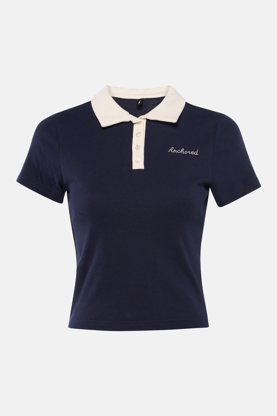 Polo bleu à manches courtes de ONLY, avec col blanc et broderie "Anchored". Le polo est associé à un jean.