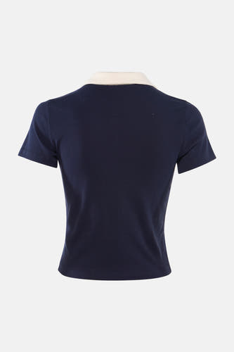 Blauw poloshirt met korte mouwen van ONLY®, gezien vanaf de achterkant met crèmekleurige kraag.