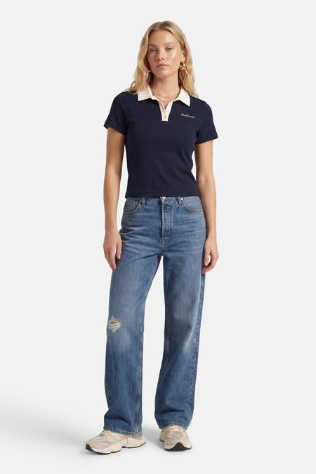 Blauw poloshirt met korte mouwen van ONLY, met witte kraag en "Anchored" borduursel. De polo is gecombineerd met een jeans.