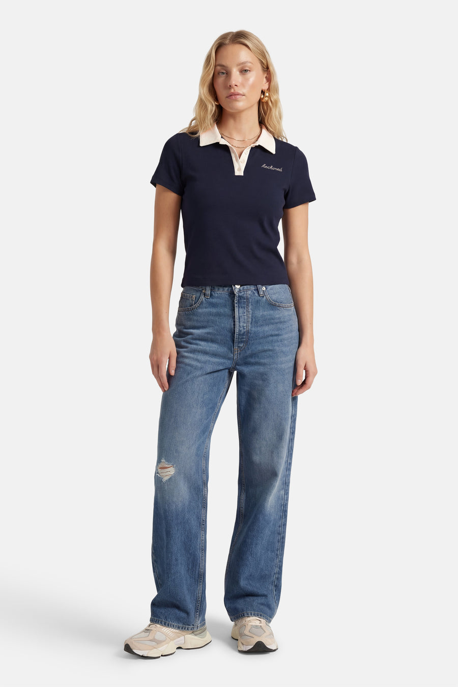 Blauw poloshirt met korte mouwen van ONLY, met witte kraag en "Anchored" borduursel. De polo is gecombineerd met een jeans.