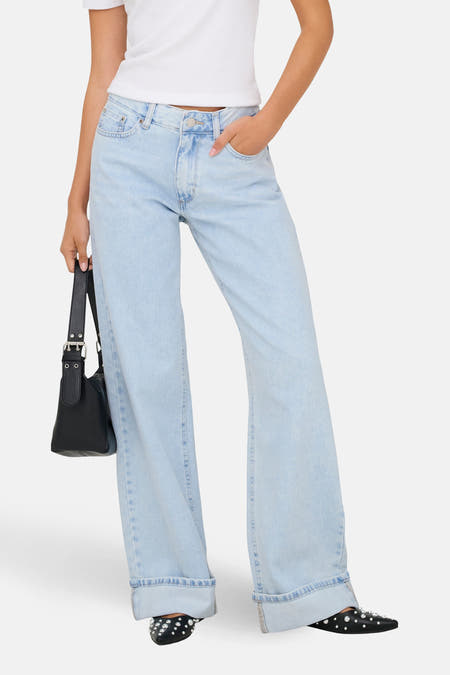 Wijde jeans van lichtblauw denim van ONLY®, met omgeslagen pijpen en een casual uitstraling.
