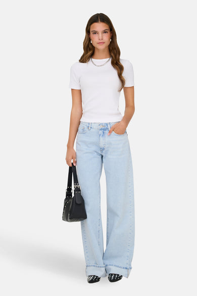 Jeans wide in lichtblauw denim van ONLY, met brede pijpen en zwarte schoenen met strass.