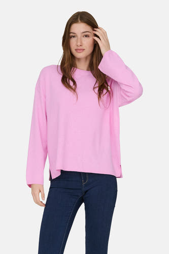 Roze trui met ronde hals van ONLY, gecombineerd met een donkere jeans.