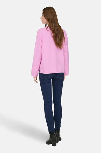Roze trui met ronde hals van ONLY, achterkant getoond, gecombineerd met donkere jeans en zwarte laarzen.
