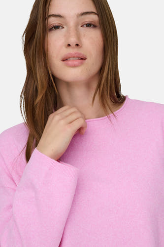 Roze trui met ronde hals van ONLY®, getoond op een model tegen een witte achtergrond.