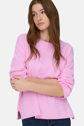 Roze trui met ronde hals van ONLY, met lange mouwen en gekruiste armen.