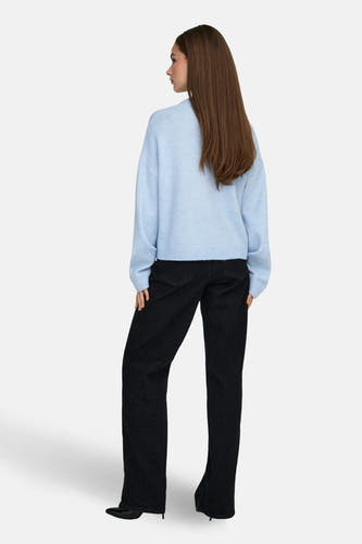 T-shirt bleu avec col rond de ONLY, avec des manches longues et associé à un pantalon noir.