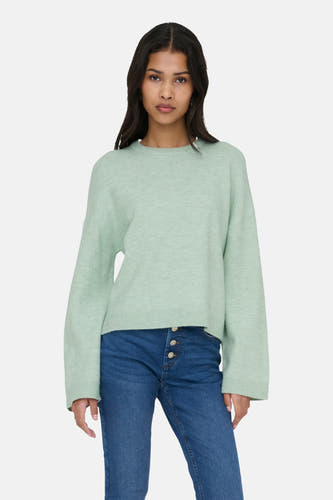 T-shirt vert avec col rond de ONLY, porté avec des jeans bleus à boutons et des bottes en cuir marron.