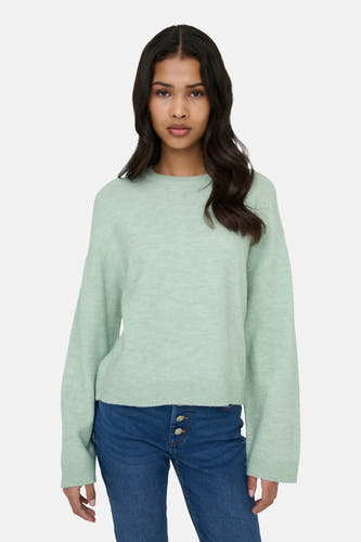 T-shirt vert avec col rond de ONLY, porté avec un pantalon en cuir à boutons.