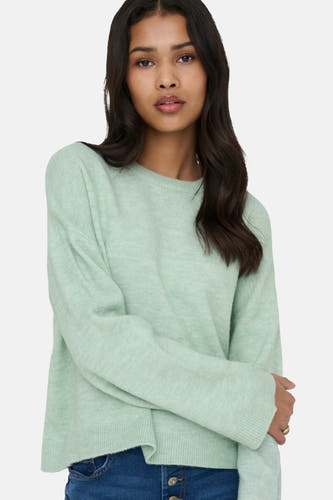 T-shirt vert avec col rond de ONLY®, porté avec un pantalon de travail noir à boutons.