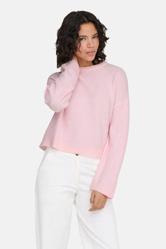 Roze trui met ronde hals van ONLY, gedragen met witte broek.