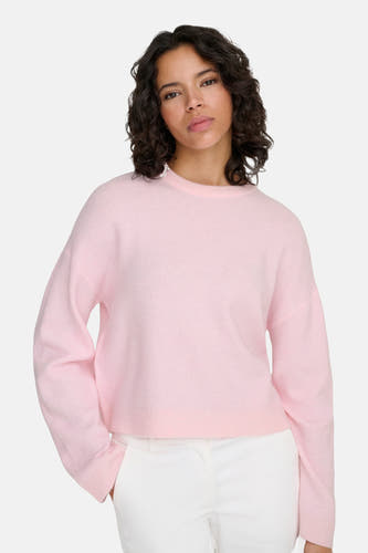 Roze trui met ronde hals van ONLY, gecombineerd met witte broek.
