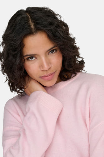 Roze trui met ronde hals van ONLY, close-up portret met zachte textuur en losse pasvorm.