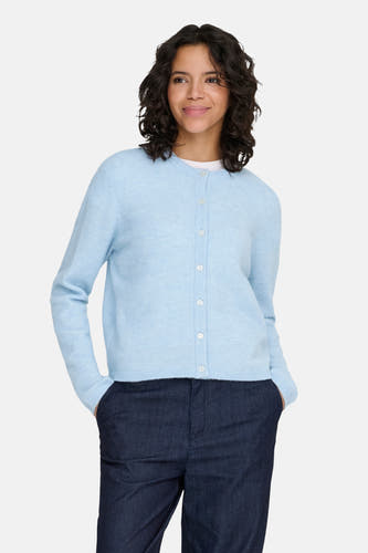 Blauw vest van ONLY, gedragen met een wit shirt en donkere jeans.
